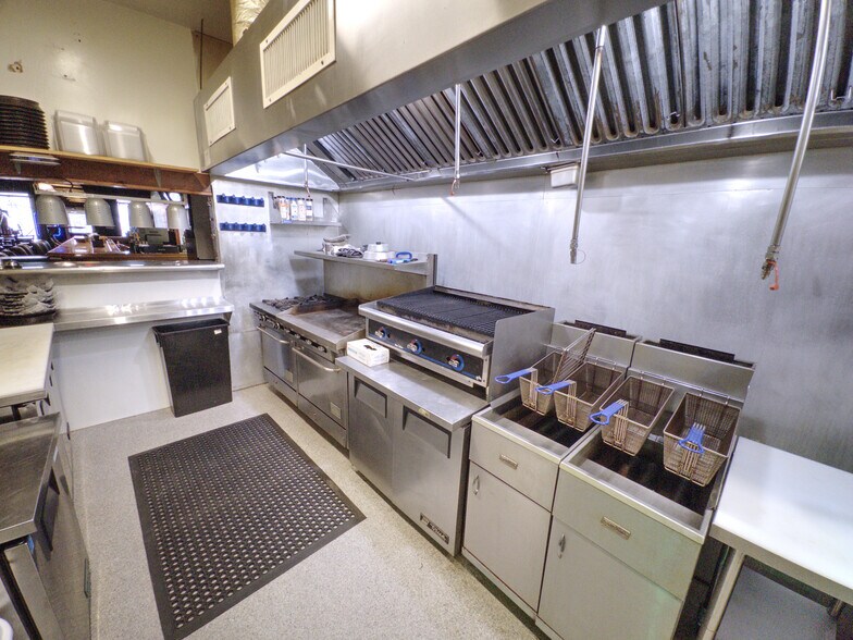 More Photos Of 114 E 5th St, Wahoo Bar For Sale