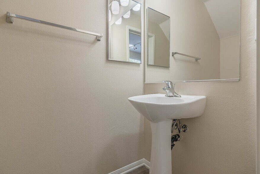 More Photos Of 31 E MacArthur Crescent Dr, Santa Ana Apartments For Lease