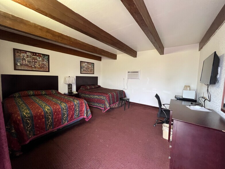 More Photos Of 512 E Riley St, Freer Hospitality For Sale