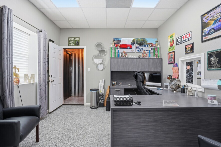 More Photos Of 2550 W US Highway 377, Granbury Flex For Sale