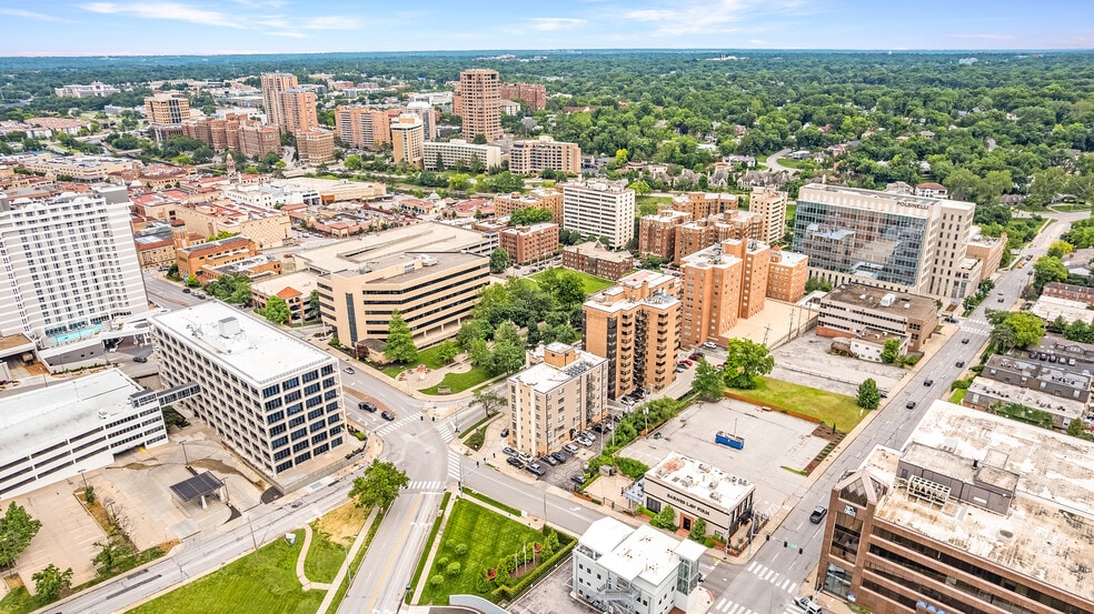 More Photos Of 4700 Roanoke Pky, Kansas City Apartments For Sale