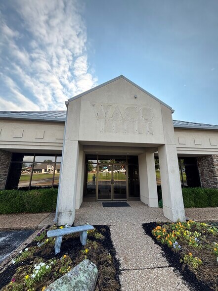 More Photos Of 307 N Walton Blvd, Bentonville Bank For Lease