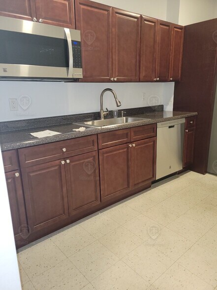 More Photos Of 37-47 82nd St, Flushing Office For Lease
