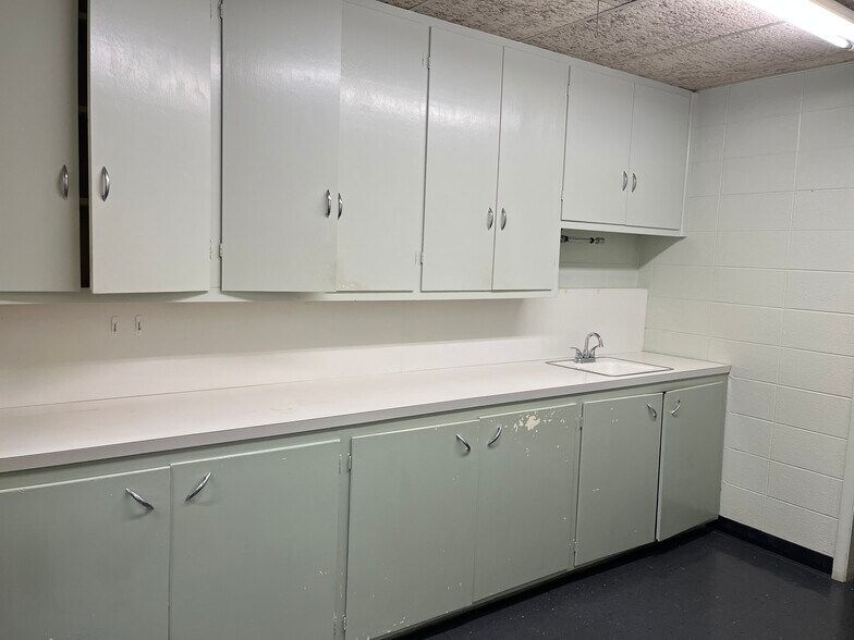 More Photos Of 1332 W Sunshine St, Springfield General Retail For Sale