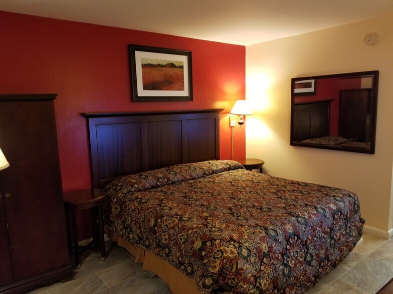 More Photos Of 1617 N Summit St, Arkansas City Hotel For Sale