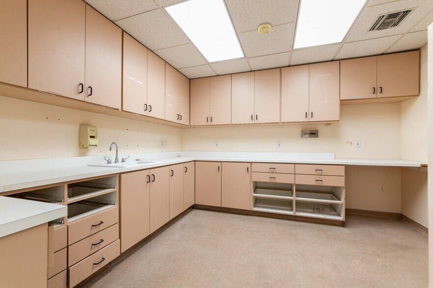 More Photos Of 14711 Princeton Ave, Moorpark Freestanding For Sale