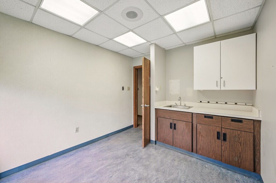 More Photos Of 2000 Green St, Farrell Medical For Sale