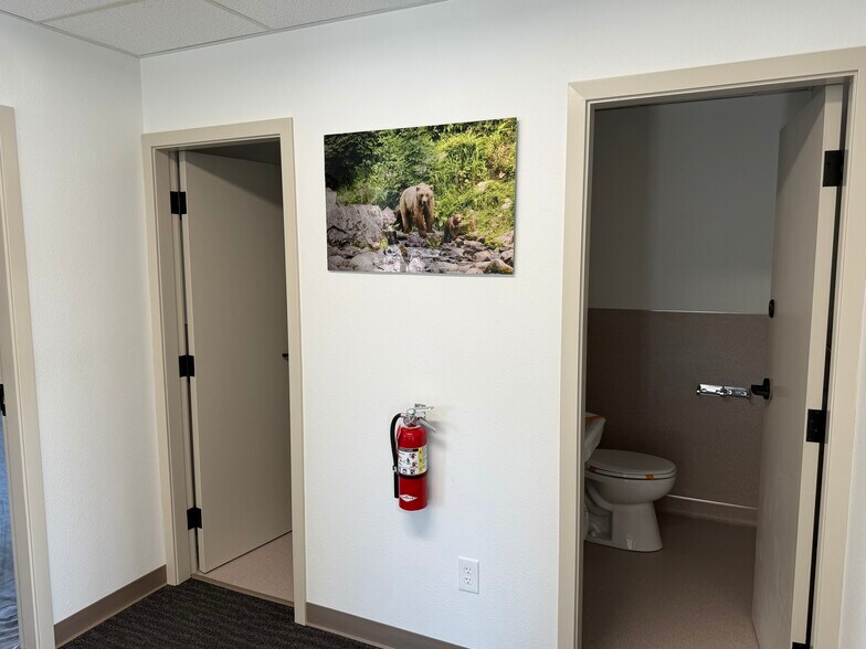 More Photos Of 35186 Kenai Spur Hwy, Soldotna Office For Lease