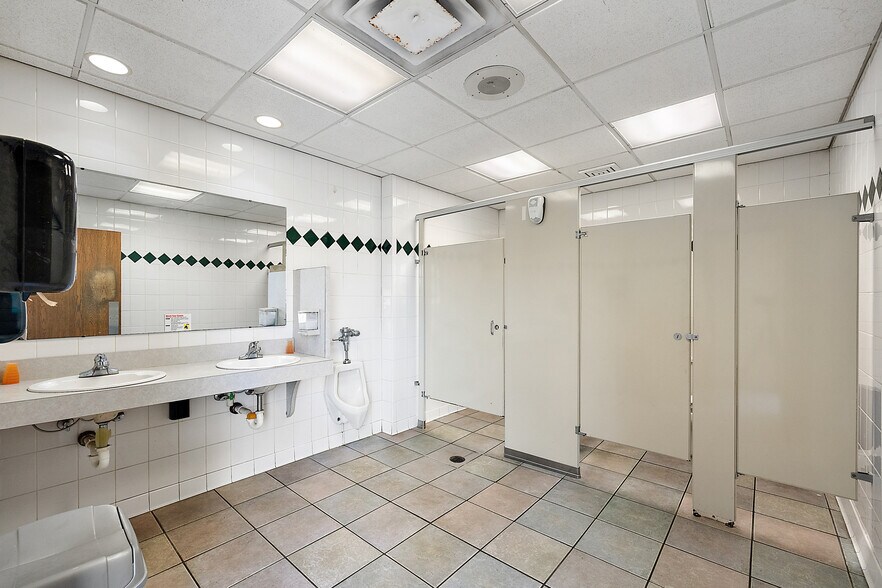 More Photos Of 37116 S Groesbeck Hwy, Clinton Township Restaurant For Sale