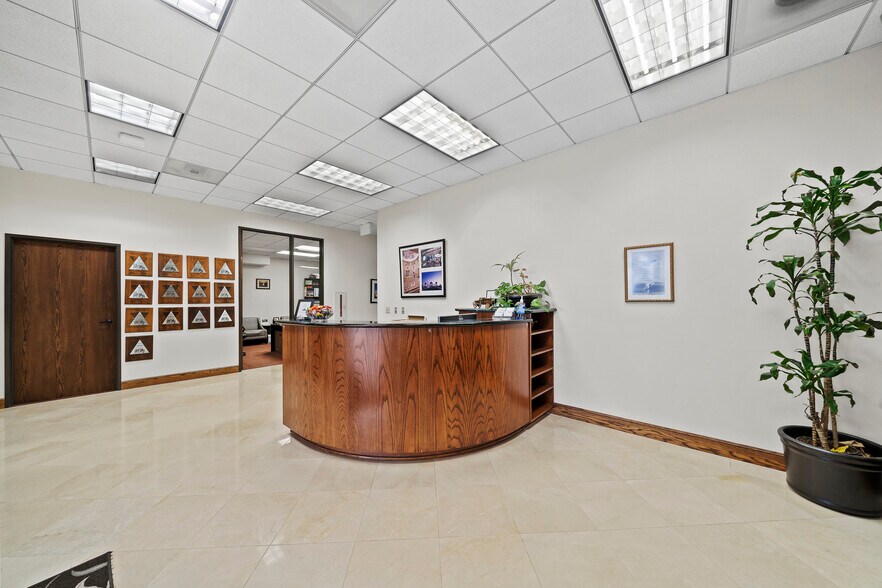 More Photos Of 275 E Baker St, Costa Mesa Office For Sale