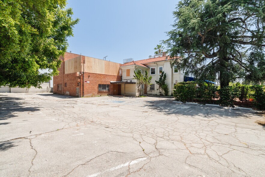 More Photos Of 7677 W Sunset Blvd, Los Angeles General Retail For Sale