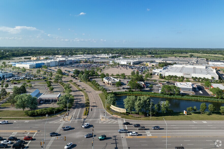 More Photos Of 6120-6170 W Grand Ave, Gurnee General Retail For Lease