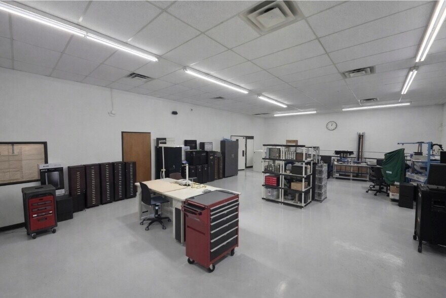 More Photos Of 10606 Shady Trl, Dallas Showroom For Sale