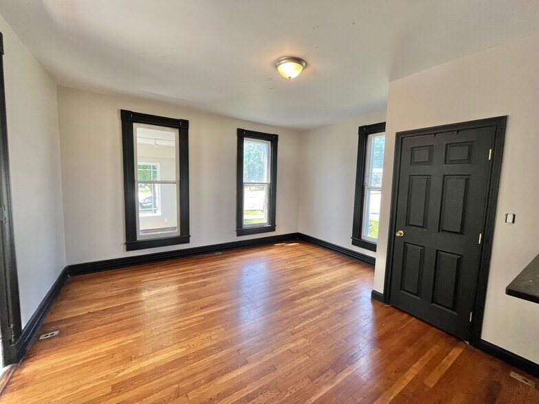 More Photos Of 1085 W Main St, Troy Medical For Sale