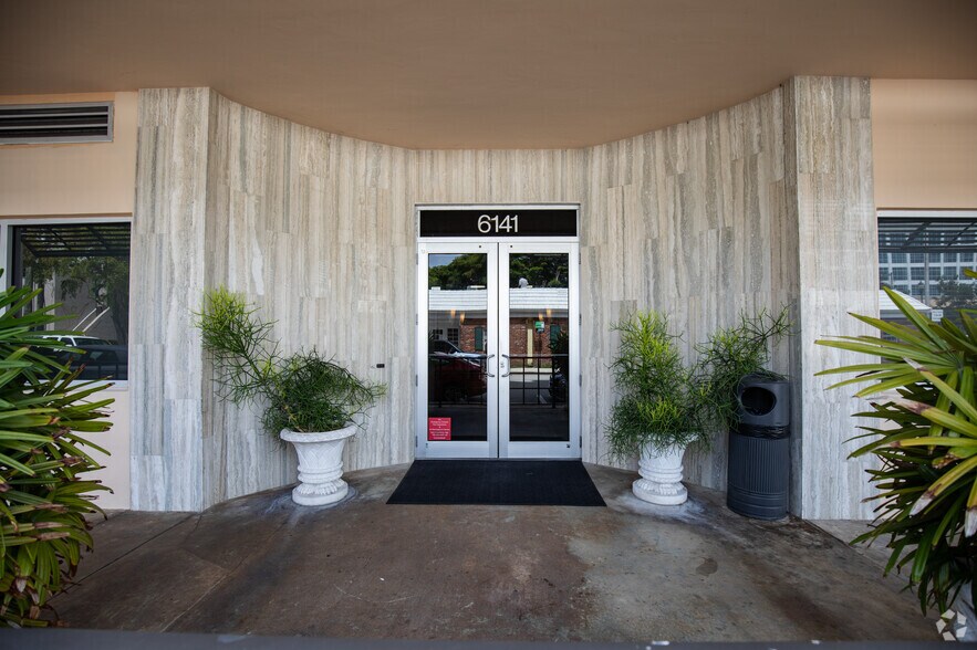 More Photos Of 6141 Sunset Dr, South Miami Medical For Lease