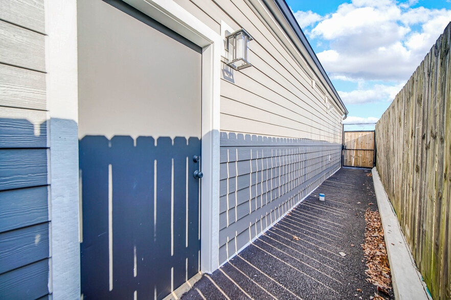 More Photos Of 2816 Martha St, Hammond Flex For Lease