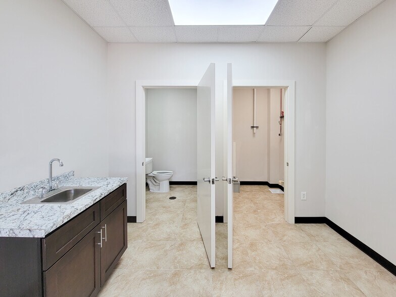 More Photos Of 1615 1st St, Rosenberg Medical For Sale
