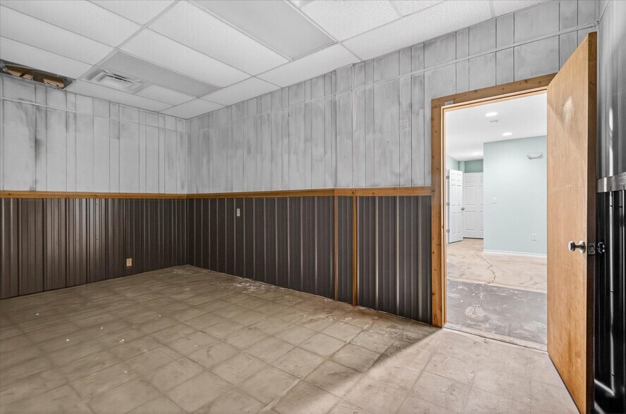 More Photos Of 121 N Maple St, Nowata Storefront For Sale