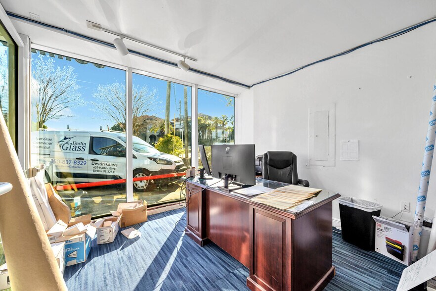 More Photos Of 639 Harbor Blvd, Destin Showroom For Lease