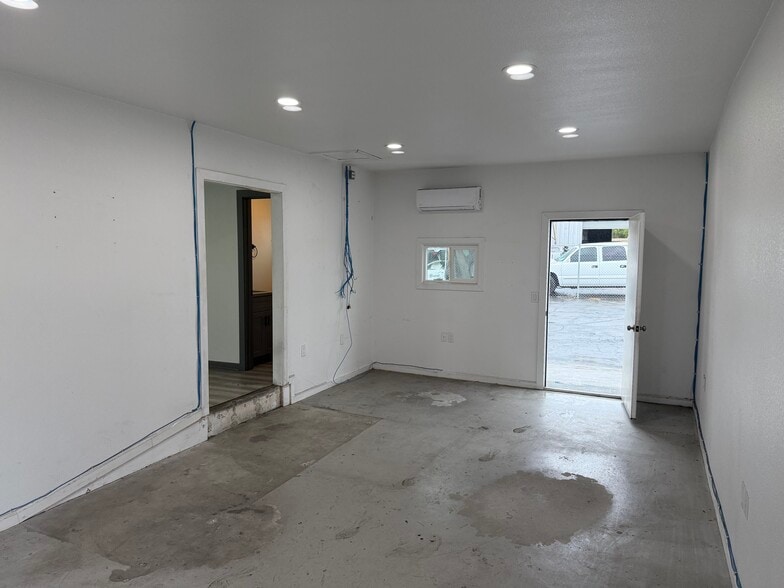 More Photos Of 5925 Payton Ave, Riverside Warehouse For Lease