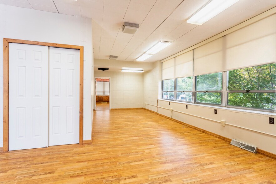 More Photos Of 1250 Franklin Ave, Brookville Office For Sale