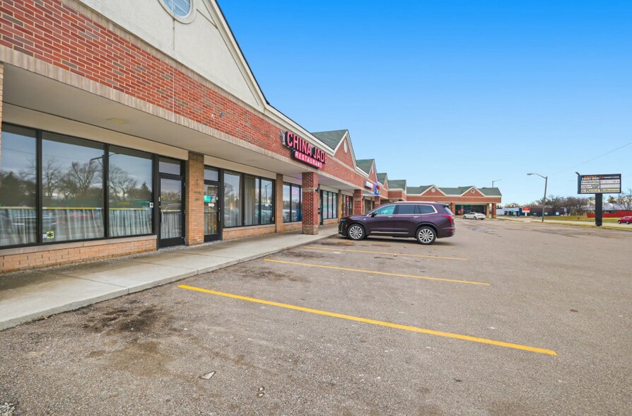 More Photos Of 1052-1072 W Huron St, Waterford Freestanding For Lease