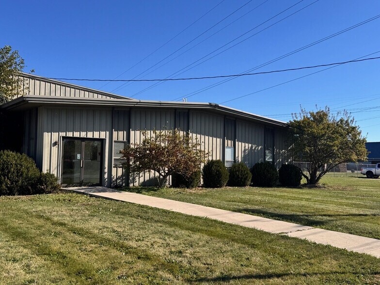 More Photos Of 32 Marquette Ave, Oglesby Warehouse For Lease