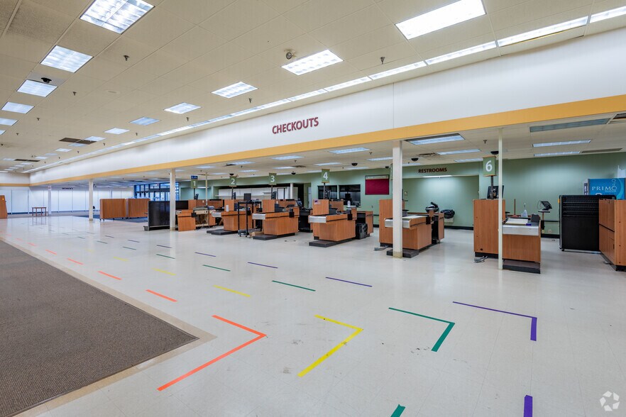 More Photos Of 699 S Green Bay Rd, Neenah Unknown For Lease