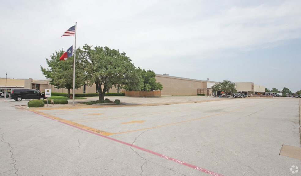 More Photos Of 502 Fountain Pky, Grand Prairie Warehouse For Lease