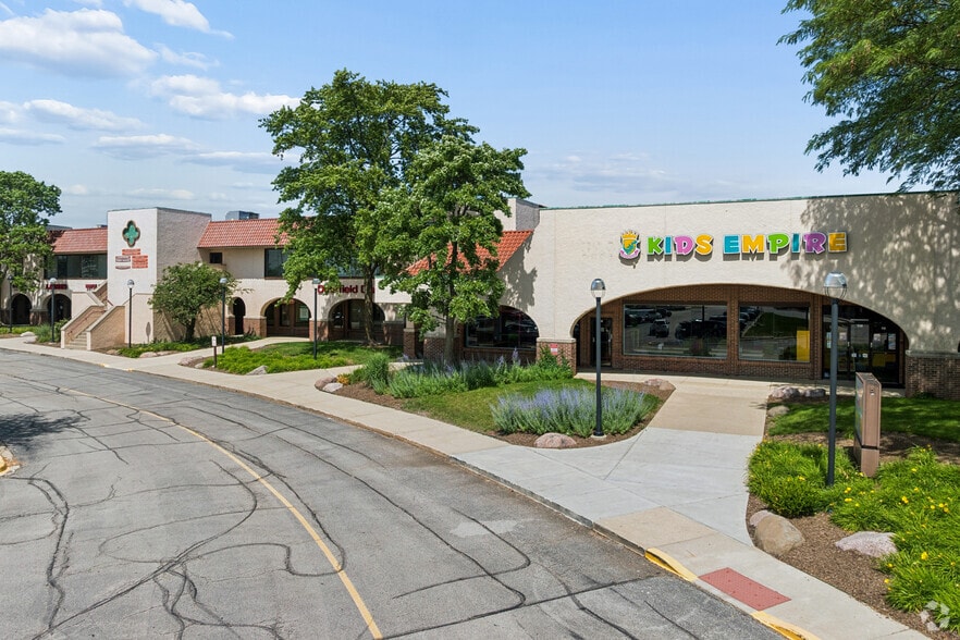 More Photos Of 401-499 Lake Cook Rd, Deerfield Storefront For Lease