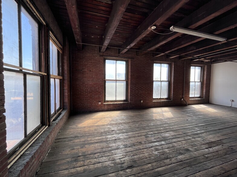 More Photos Of 1420 W 13th Ter, Kansas City Warehouse For Lease