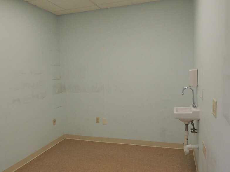 More Photos Of 207 Stage Rd, Hampstead Medical For Sale