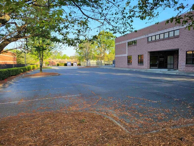 More Photos Of 3915 Stuart Andrew Blvd, Charlotte Light Distribution For Lease