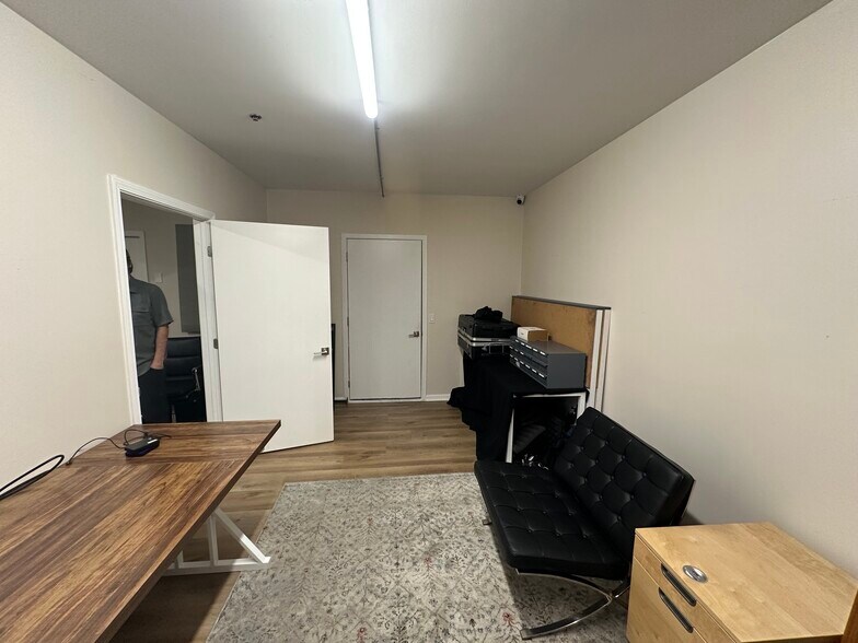 More Photos Of 3014-3018 N Coolidge Ave, Los Angeles Warehouse For Lease