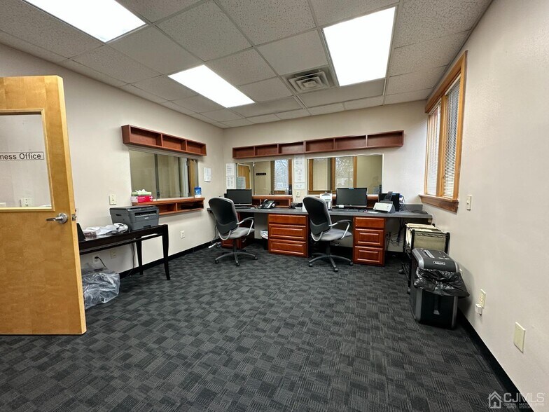More Photos Of 1740 Oak Tree Rd, Edison Medical For Lease