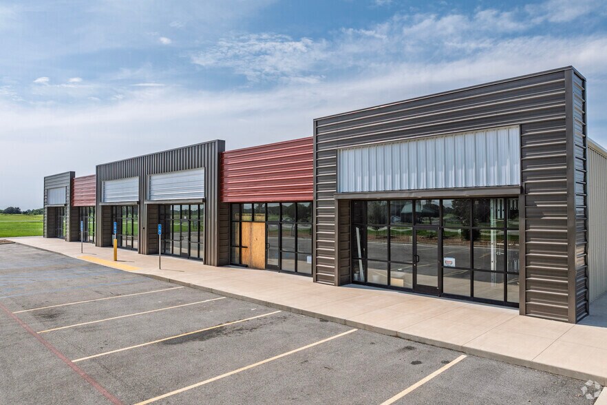 More Photos Of 911 Center St, Rogersville General Retail For Lease