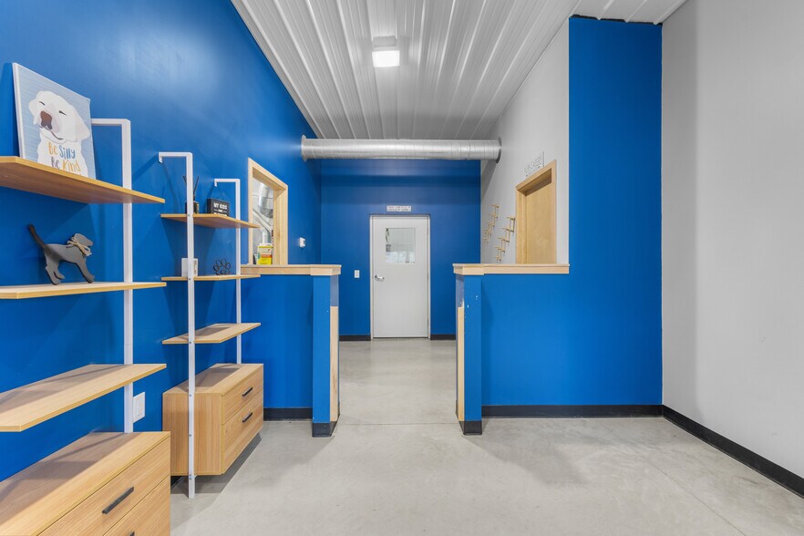 More Photos Of 390 Progress Dr, Cottage Grove Veterinarian Kennel For Sale