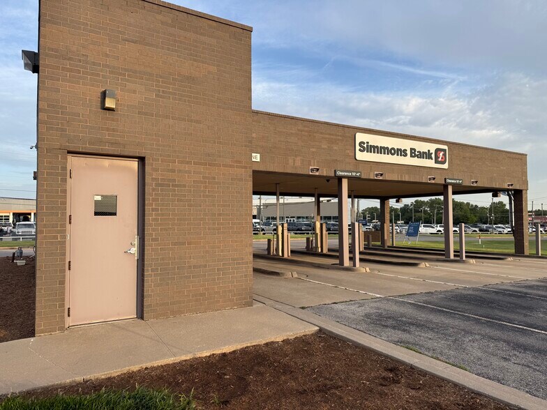 More Photos Of 7250 NW Expressway St, Oklahoma City Bank For Lease