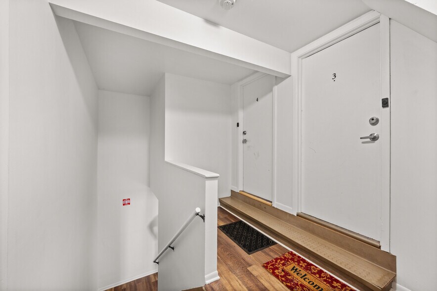 More Photos Of 304 Hankes Ave, Aurora Apartments For Sale