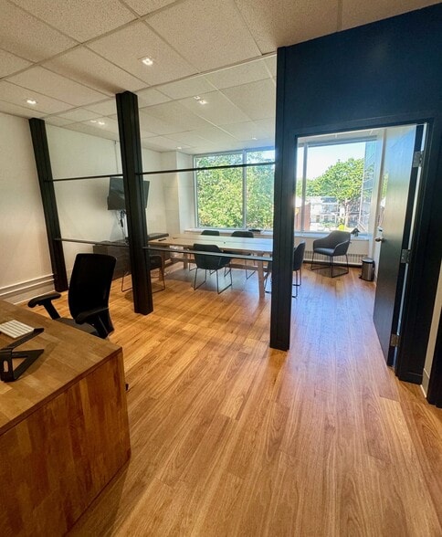More Photos Of 2-14 Boul Désaulniers, Saint-lambert Office For Lease