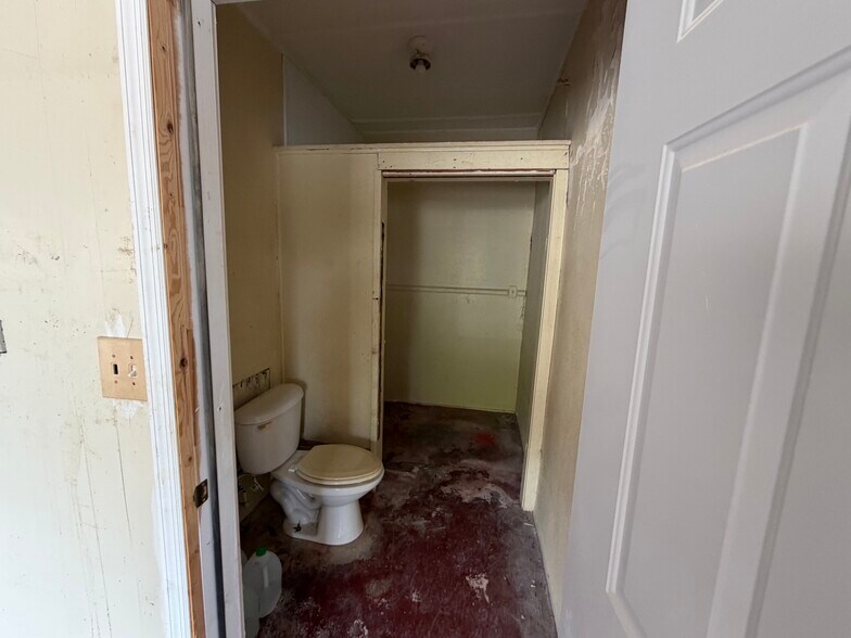 More Photos Of 137 W Main St, Manchester Office For Sale
