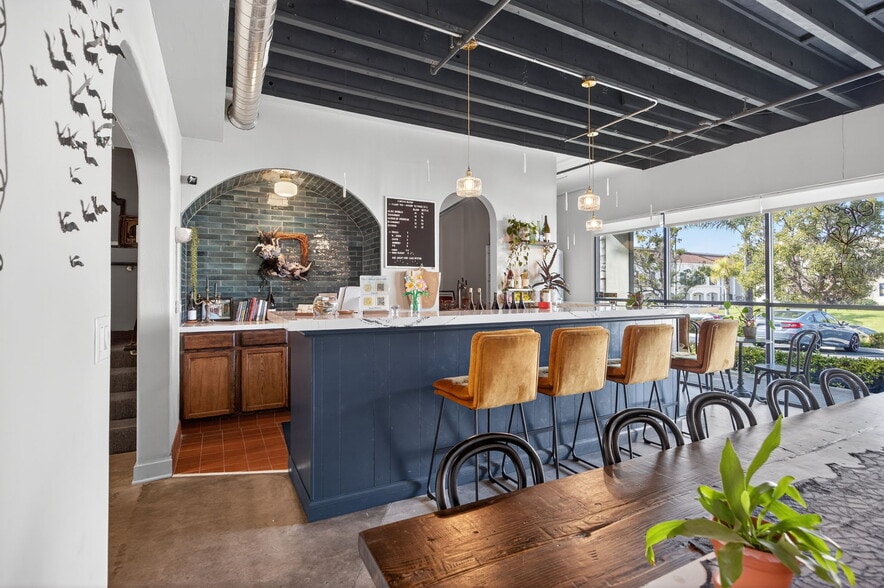 More Photos Of 4517 Market St, Ventura Light Distribution For Sale