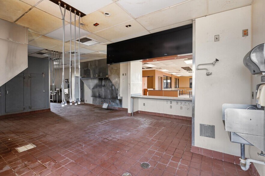 More Photos Of 1721 S Mechanic St, El Campo Fast Food For Sale