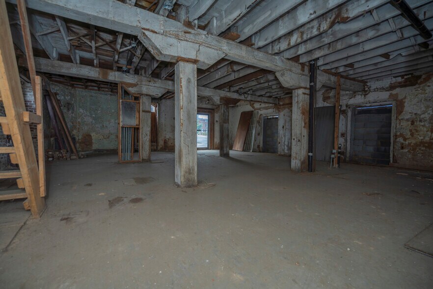 More Photos Of 1 N State St, Lexington Showroom For Sale