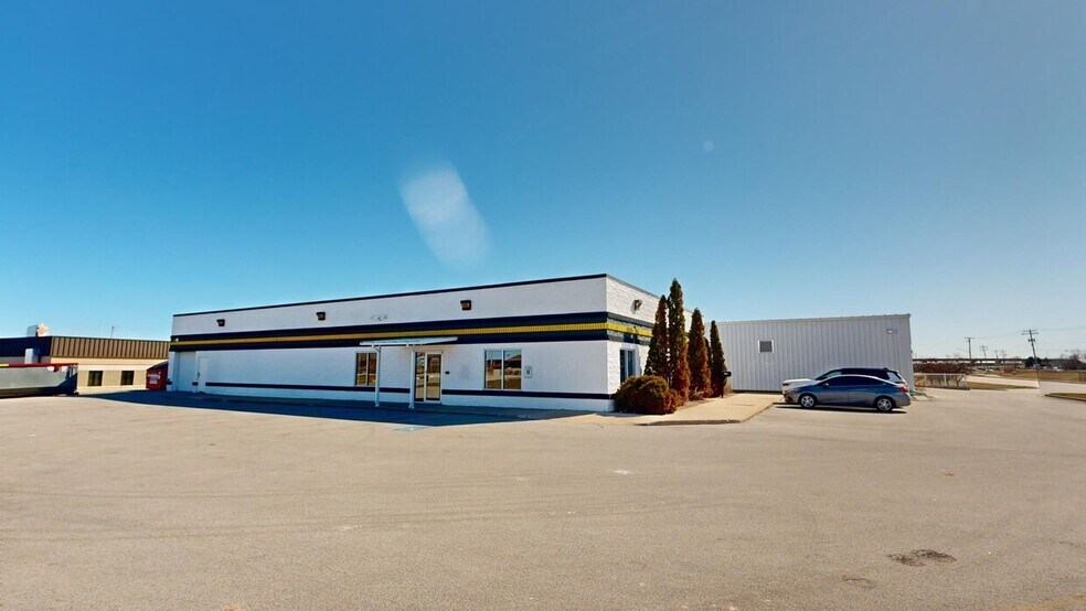 Primary Photo Of 1985 American Dr, Neenah Flex For Sale