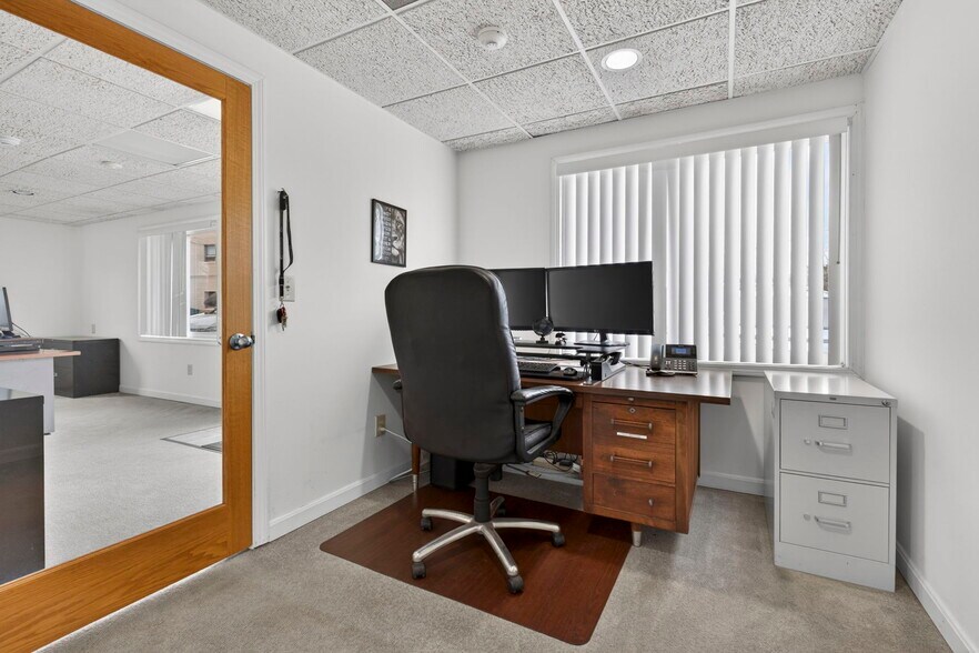 More Photos Of 24 Stickney Ter, Hampton Office For Sale