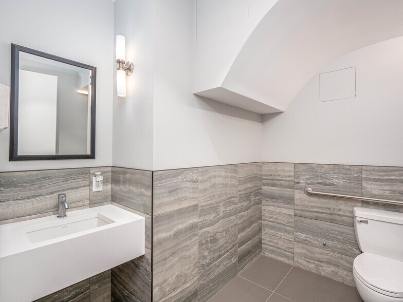 More Photos Of 70 W 36th St, New York Office For Lease