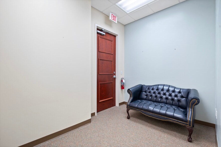 More Photos Of 7065 Westpointe Blvd, Orlando Office For Sale