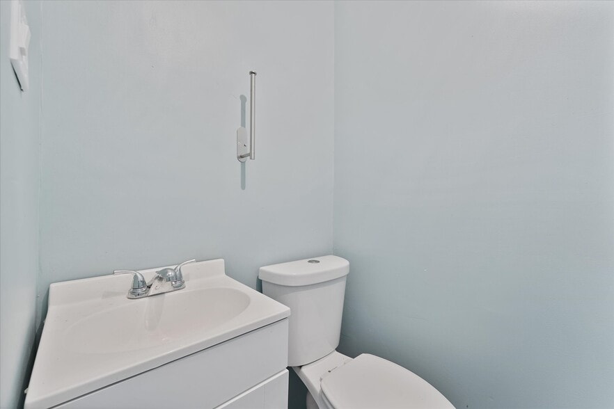 More Photos Of 313 E Main St, Humble Showroom For Sale