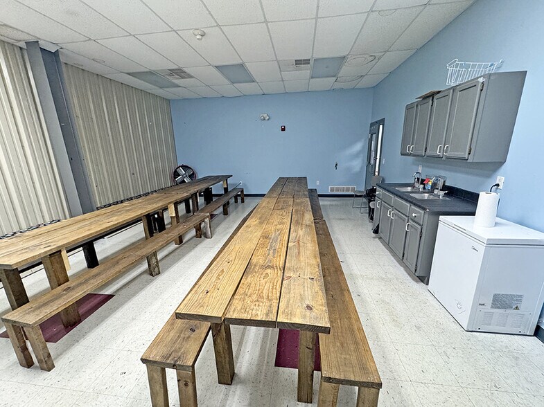 More Photos Of 8719 Hanover Industrial Dr, Columbia Industrial For Sale